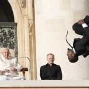 Acrobaten stelen de show tijdens audiëntie van de paus