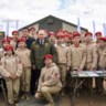 Vladimir Poetin op bezoek bij het Joenarmia, dat Russische jongeren voorbereidt op een loopbaan in het leger. 