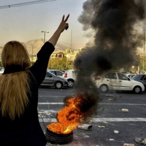 Iran belooft versoepelingen om volkswoede te sussen