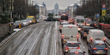 Sneeuw al op meerdere plaatsen gevallen: KMI waarschuwt voor gladde wegen