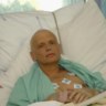 Aleksandr Litvinenko, drie dagen voor ????????????????????????zijn dood  in november 2006, in een Londens ziekenhuis. 