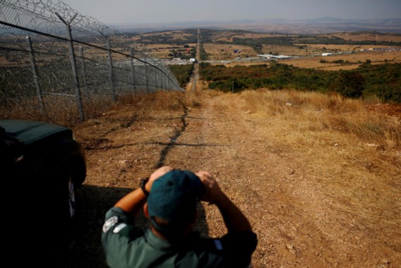 Een Bulgaarse grenswacht bewaakt de grens met Turkije. 