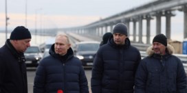 Poetin rijdt in Mercedes over Krimbrug: ‘Herstellingswerken mogen sneller gaan’