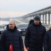 Poetin rijdt in Mercedes over Krimbrug: ‘Herstellingswerken mogen sneller gaan’
