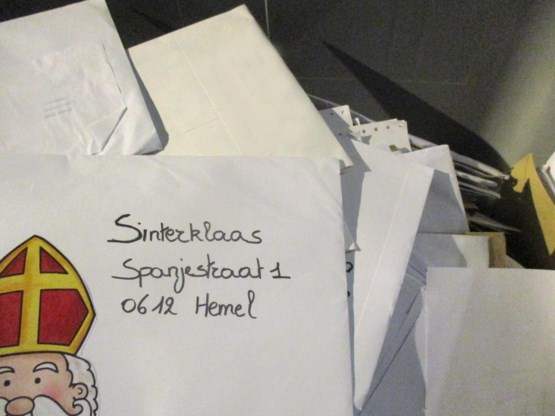 Duizenden kinderbrieven voor Sinterklaas achtergelaten aan Brusselse Anspachlaan