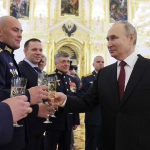 Met glas champagne in de hand zegt Poetin Oekraïense energie-infrastructuur te blijven aanvallen