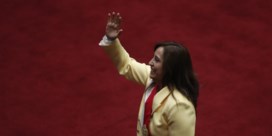 Afgezette president van Peru aangehouden na rommelige machtsstrijd, nieuwe president legt eed af