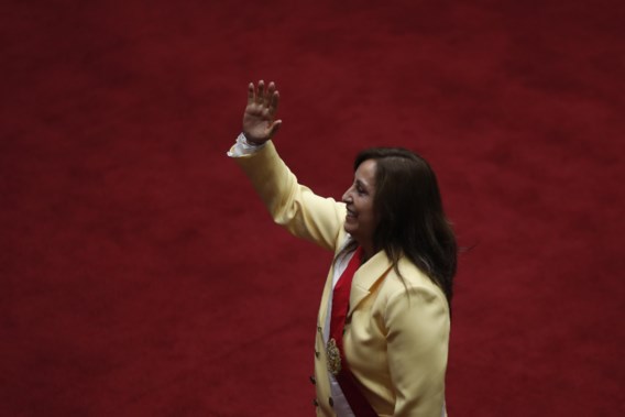 Afgezette president van Peru aangehouden na rommelige machtsstrijd, nieuwe president legt eed af