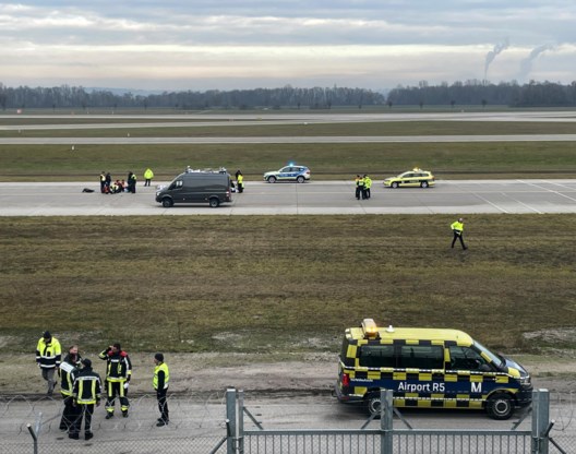 Klimaatactivisten kleven zich vast aan landingsbaan luchthavens München en Berlijn