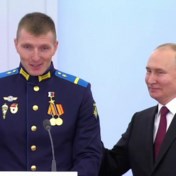 Poetin schiet korporaal met plankenkoorts te hulp: ‘Rustig, dit zijn onze mensen’