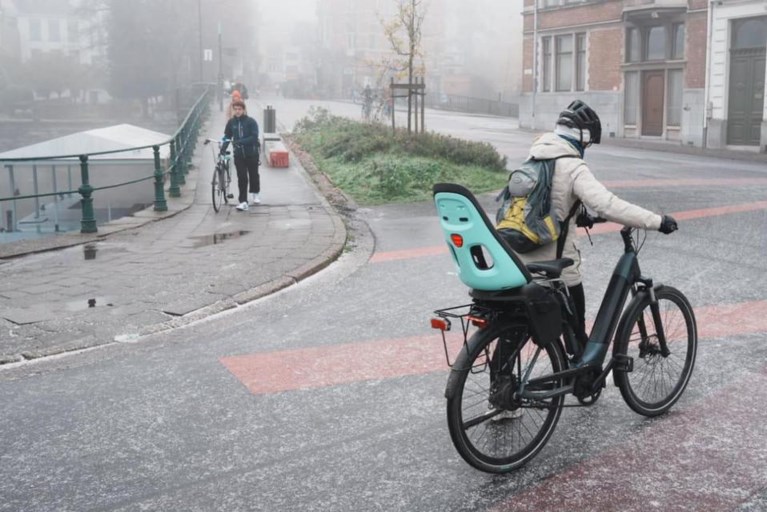 Tientallen fietsers naar ziekenhuis na gladde ochtendspits in Gent