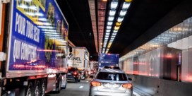 ‘Al ruim een uur aanschuiven’ na ongeval in Kennedytunnel
