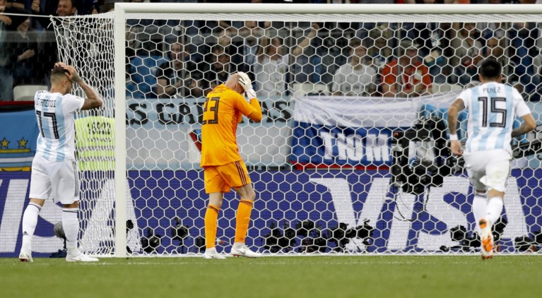Argentinië bezorgt Nederland nieuw penaltytrauma en speelt halve finale tegen Kroatië