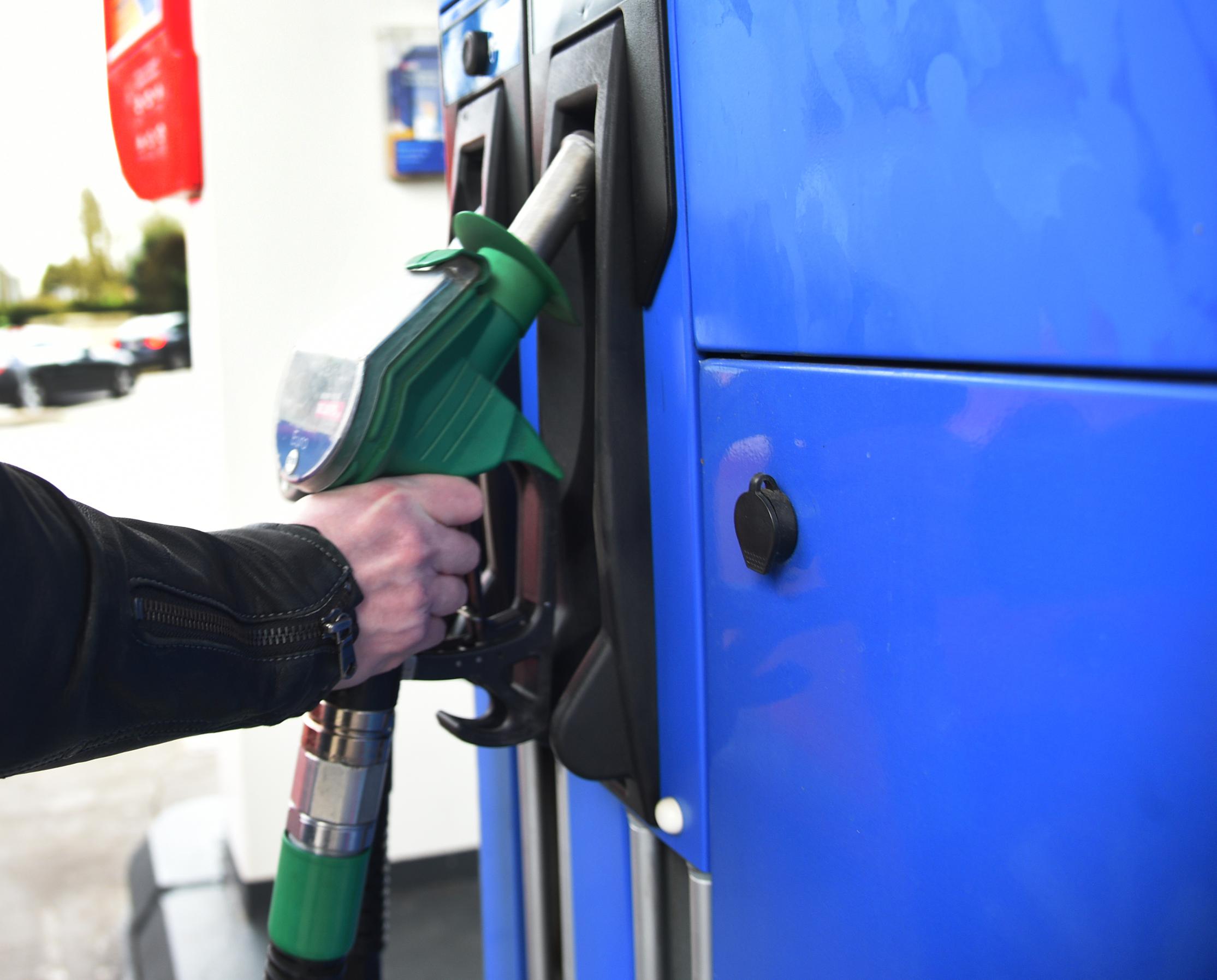 Gasoline price at lowest level since December last year