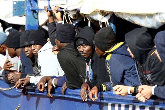 Reddingsschepen brengen meer dan 500 migranten aan land in Italië
