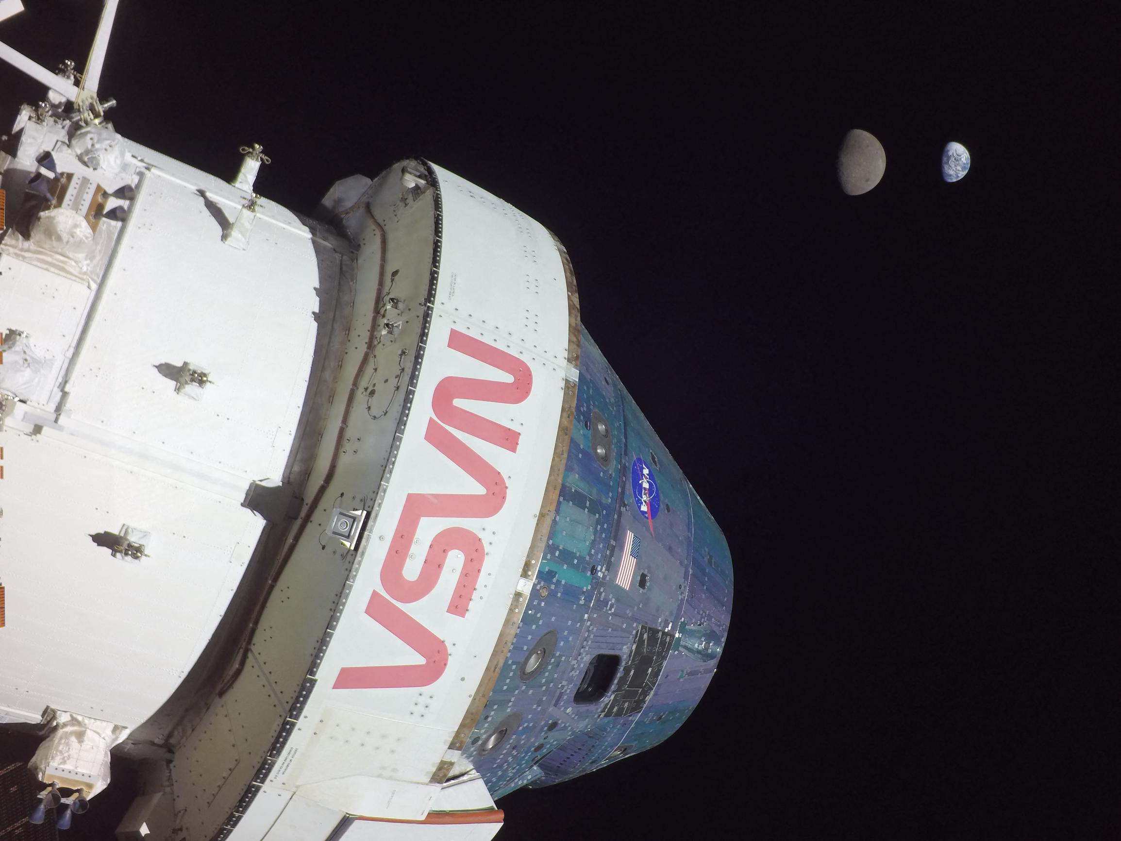 Веха в истории космоса: Орион благополучно приземлился в океане после облета Луны