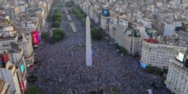 De extase nabij: drone filmt hoe massa Argentijnen uit hun dak gaan