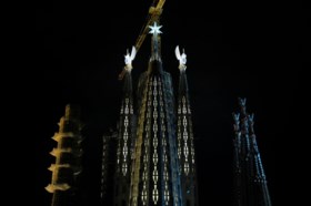 Nieuwe torens van Sagrada Familia voor het eerst verlicht
