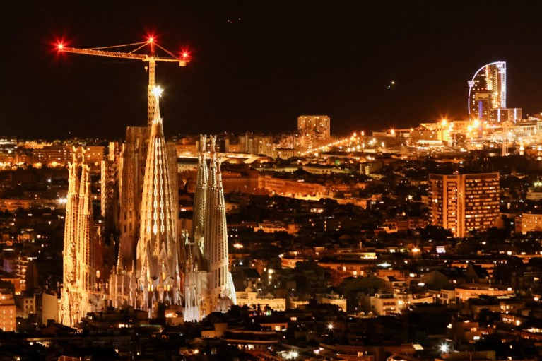 Nieuwe torens van Sagrada Familia voor het eerst verlicht