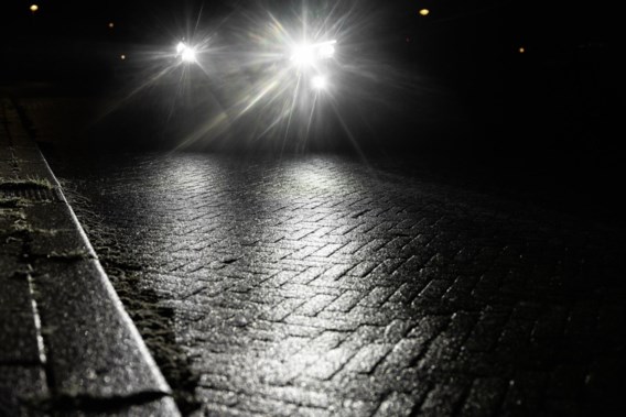 Hulpdiensten overstelpt met oproepen door gladde wegen: ‘Als je de weg niet op moet, blijf binnen’