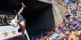 Uitzinnige fans springen vanaf brug op spelersbus en beklimmen iconische obelisk