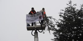 Klimaatactivisten zagen top van kerstboom aan Brandenburger Tor