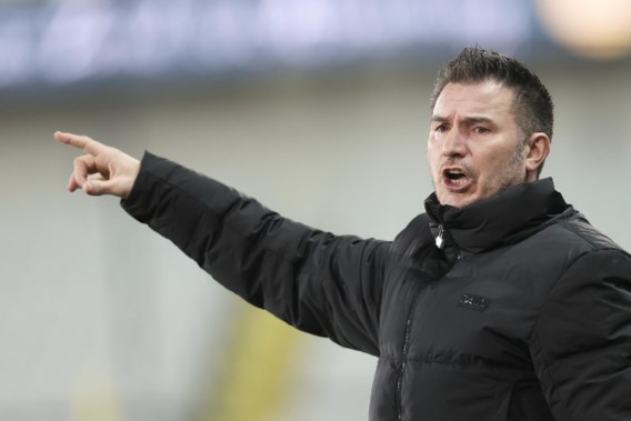 Carl Hoefkens staat na crisisberaad vrijdag op het trainingsveld bij Club Brugge
