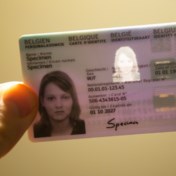 Regering bakkeleit over weghalen m/v op identiteitskaart