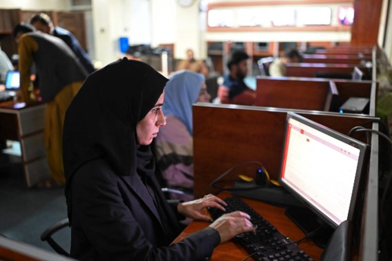 Werkverbod voor Afghaanse vrouwen doet ngo’s twijfelen door te gaan