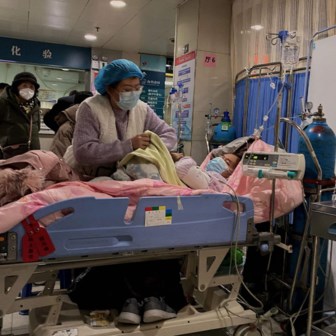 Een covidpatiënt in Tianjin. In China worden de ziekenhuizen overspoeld en overal zijn er tekorten aan medicijnen. 