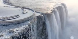 Sneeuwstorm Elliott tovert Niagara Falls om in feeëriek winterlandschap