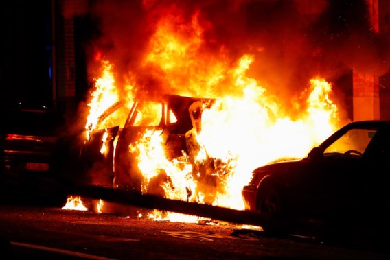 Tientallen incidenten in Antwerpen en Brussel tijdens jaarwisseling, hulpdiensten bekogeld met vuurwerk en stenen