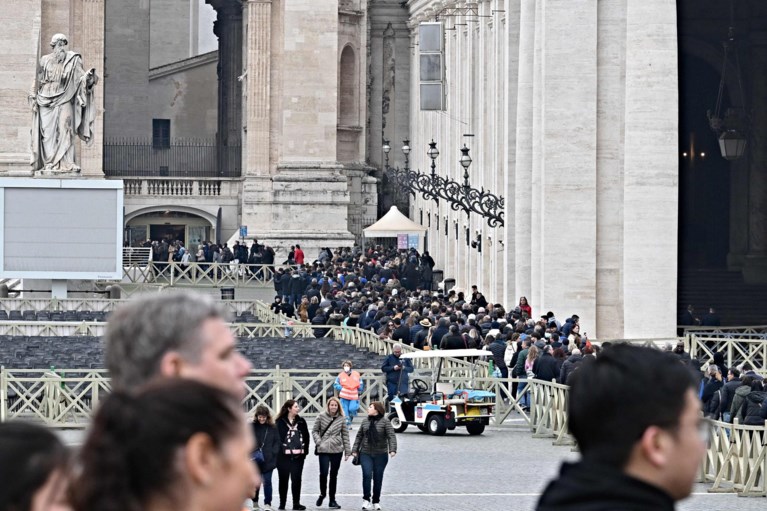 Papa Benedetto XVI sdraiato nella Basilica di San Pietro