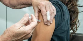 Wie gevaccineerd is én eerder corona heeft gehad, is 40 procent minder besmettelijk