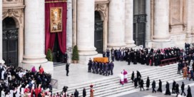 Ingetogen afscheid van de ‘professor-paus’: ‘Ach, soberheid typeerde Benedictus eigenlijk wel’
