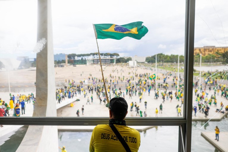 Boze Bolsonarofans doen bestorming van Capitool over in Brasilia 
