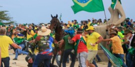 Relschoppers trekken agent van paard, woordvoerder Lula filmt schade in presidentieel paleis