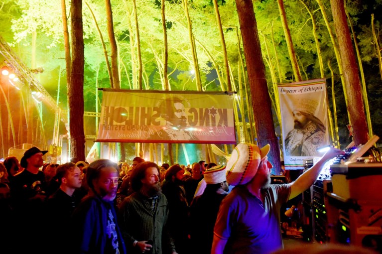 از دوبله تا داب استپ: بهترین مهمانی های فصل بهار