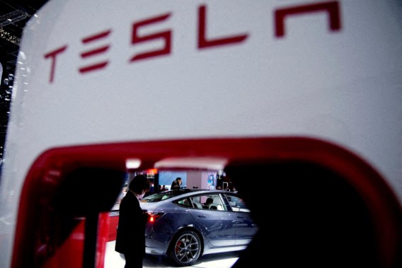 Слабые продажи вынуждают Tesla снижать цены