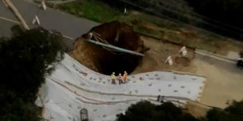 Noodweer laat zinkgat van twaalf meter diep na in Los Angeles