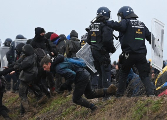 Грета Тунберг присоединяется к протестам в Луцрате, когда демонстранты прорывают полицейский кордон в шахте