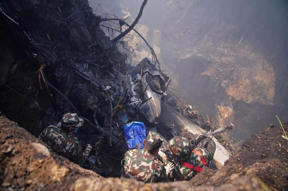 Число погибших в авиакатастрофе в Непале продолжает расти: уже обнаружено 64 тела