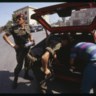 Soldaten controleren de kofferbak van een auto in de Italiaanse gemeente Corleone. 