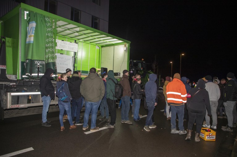 Boeren protesteren tegen stikstofakkoord aan nieuwjaarsfeest van N-VA