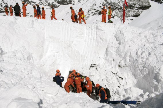 Lawine in Tibet bedelft snelweg en blokkeert tunnel: 28 doden, 53 overlevers