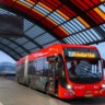 De elektrische (tram)bussen zullen worden gebouwd door VDL in Roeselare. Onder andere in Amsterdam leverde VDL al gelijkaardige elektrische gelede bussen van achttien meter lang.