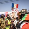 ‘Het volk heeft er genoeg van’, staat op een bordje tijdens een betoging in Ouagadougou tegen de Franse militairen.
