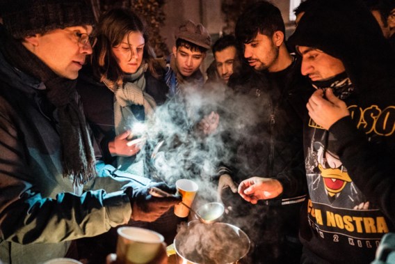 Buurtbewoners Klein Kasteeltje brengen nacht in tenten door bij asielzoekers