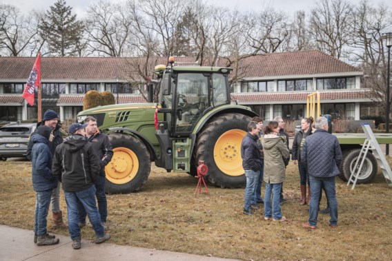 Tractoren op straat in Brasschaat: ‘Moeten we dan gaan boeren zoals in Bokrijk, misschien?’