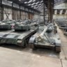In de loods staan 400 pantser­voertuigen, waaronder 50 Leopards.
